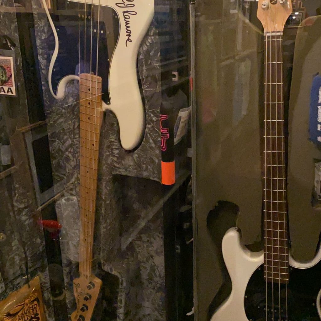 Instrumentos usados pelos membros da banda, hoje acervo no Ramones Berlin Museum.