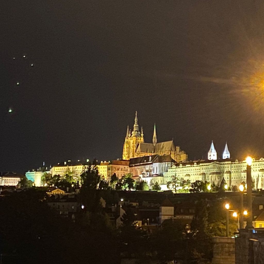 Uma vista de Praga grátis. Foto do Castelo de Praga desde um ponto afatastado dele.