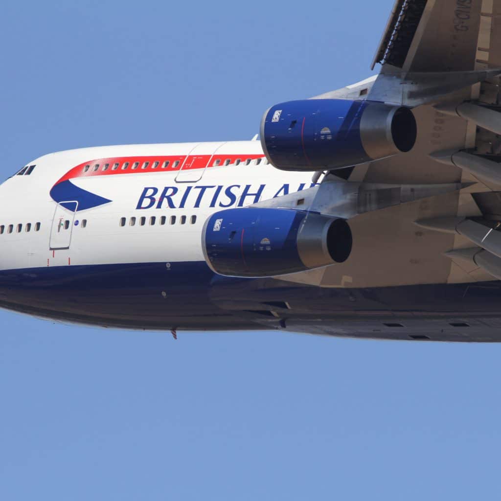 Foto de um avião da British Airlines em voo.
