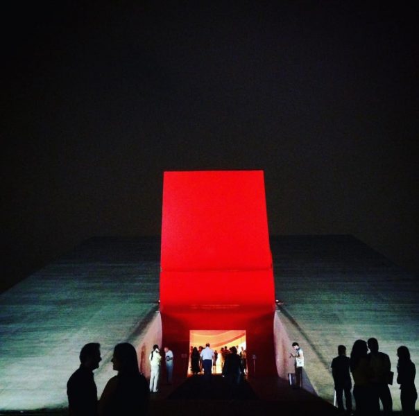 Entrada do anfiteatro Oscar Niemeyer. No Parque do Ibirapuera.