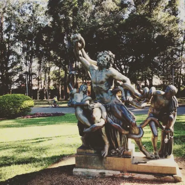 Foto da estátua réplica representando Laocoonte, no Parque do Ibirapuera.