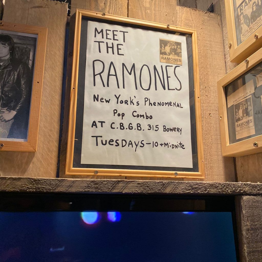 Foto de parte do acervo no museu dos Ramones.