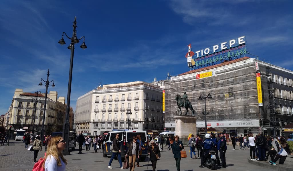 Foto na Puerta del Sol, em Madrid. Quer saber como ir de Madri a Barcelona?