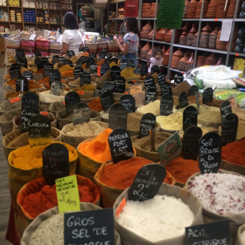 Foto do mercado local em Marselha, na França.