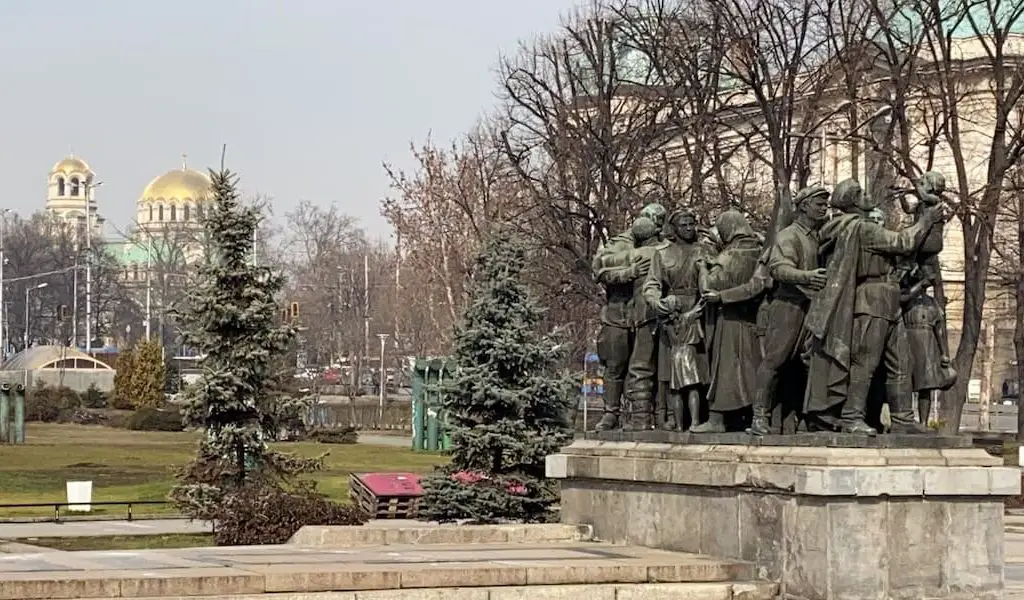 Estátuas no Knyazheska Garden (também conhecido como o Jardim da Princesa). Esse parque é o lar de uma infinidade de estátuas e esculturas que contribuem para o valor cultural e histórico de Sofia. Detalhes para a cúpula de ouro da igreja de São Alexandre Nevski. 
