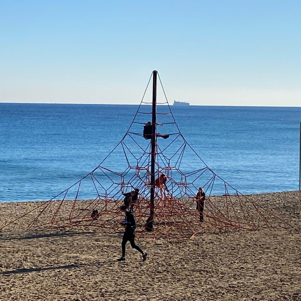 Área de lazer na praia de Bogatell, em Barcelona.