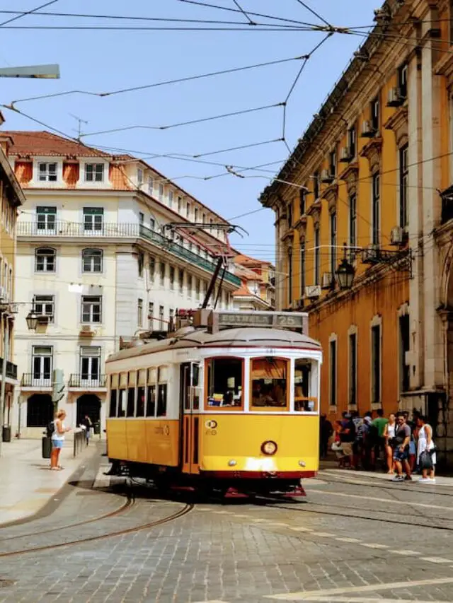 Foto de um bonde elétrico no centro de Lisboa.