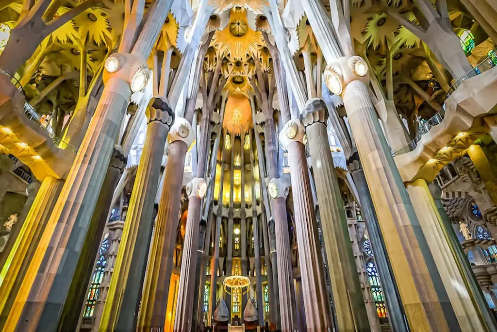 Foto da interior da Sagrada Família, um dos melhores passeios em Barcelona.