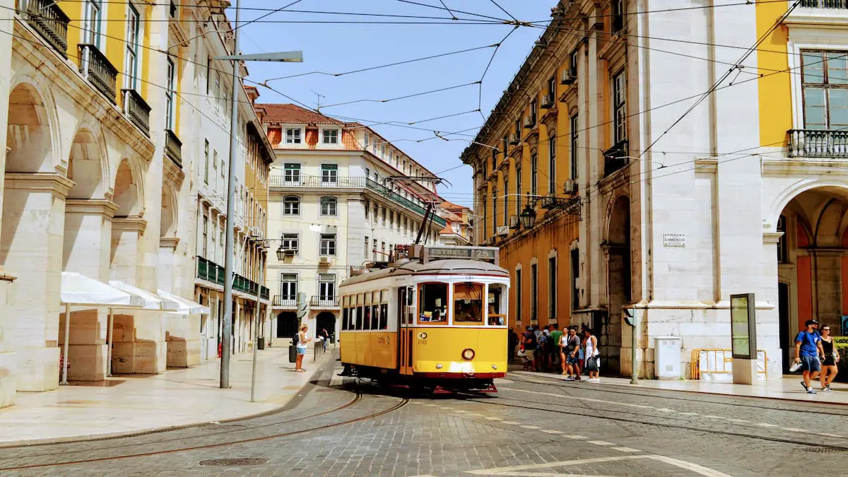Foto de um bonde no centro de Lisboa, Portugal.
