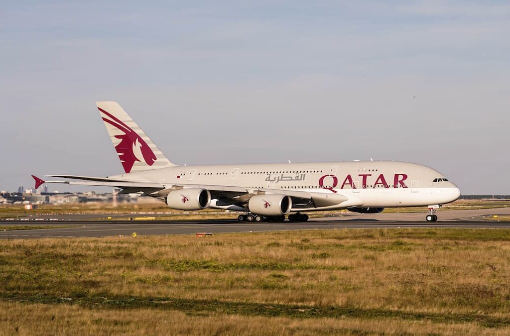 avião da qatar em um voo com conexao.