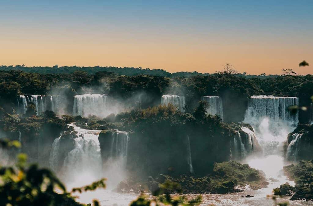 Um dos melhores lugares para viajar no Brasil, as Cataratas do Iguaçu.