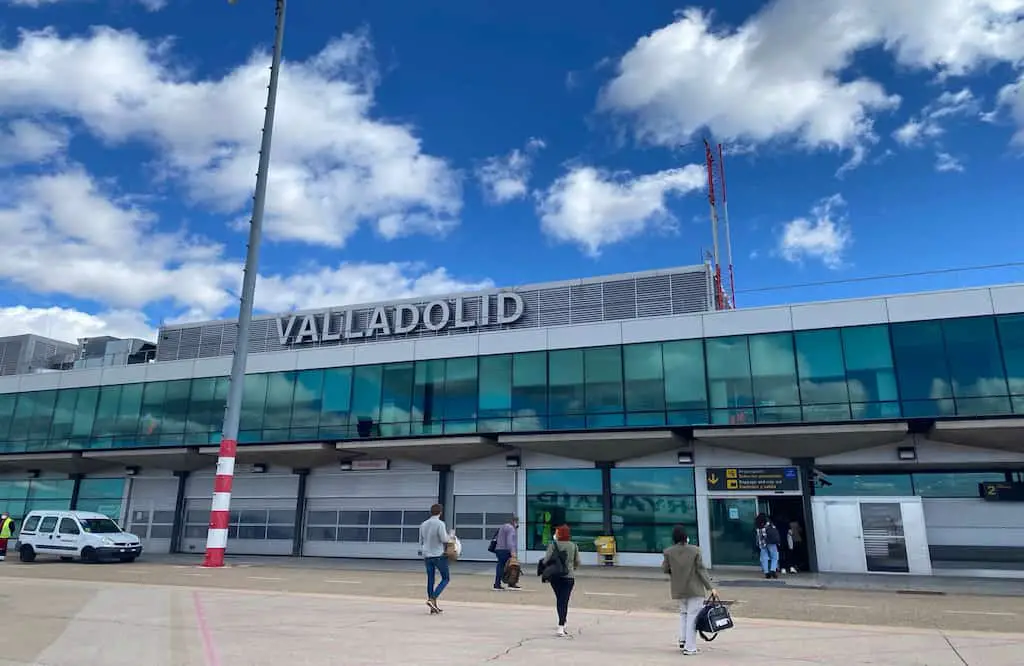 Essa é a parte de dentro do aeroporto de Valladolid, na Espanha