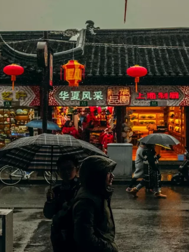 Pessoas andando em Xangai, China, em um dia chuvoso