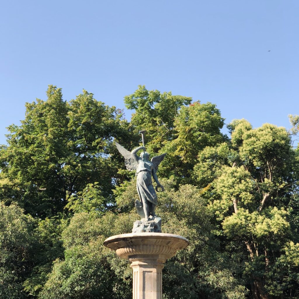 foto de uma estátua no parque grande em valladolid
