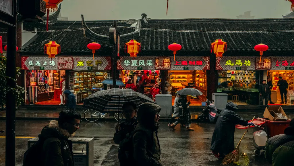 Foto da cidade de Shangai na China em um dia de chuva.