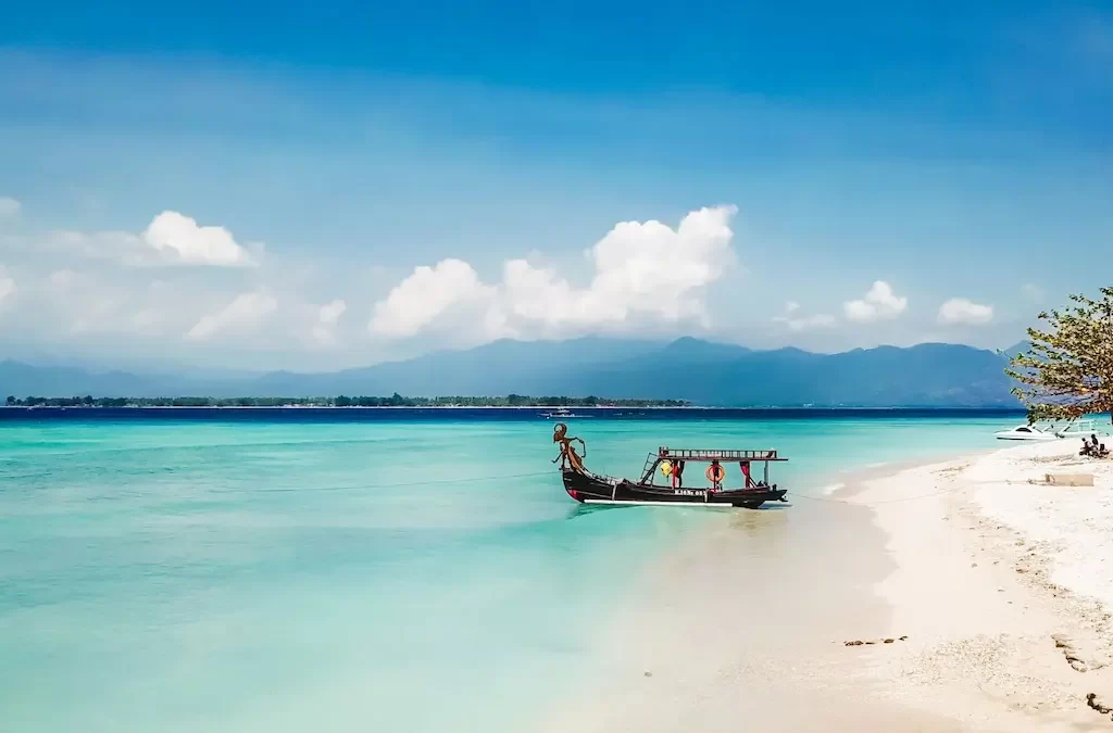Barco na praia de Gili Air, Indonésia