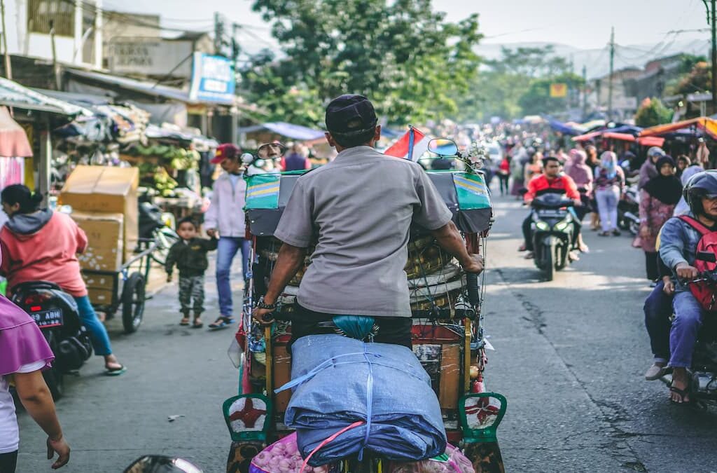 Uma pessoa se locomovendo em um Bekak (ciclo de riquixá Indonésio) — Turismo na Indonésia