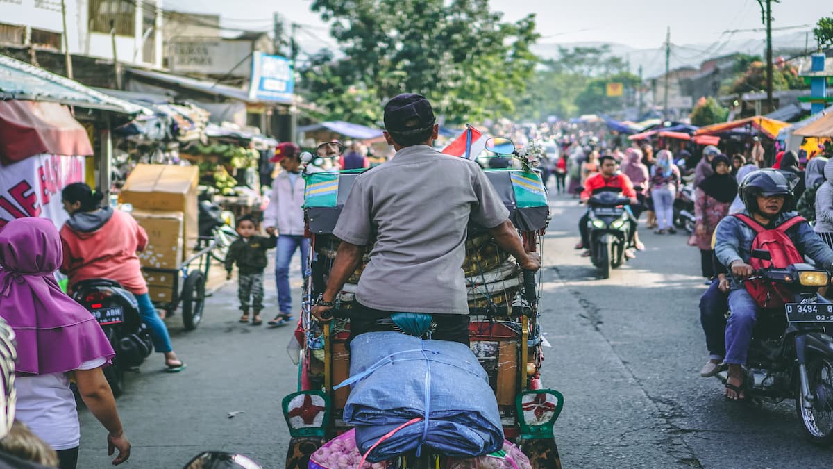 Uma pessoa se locomovendo em um Bekak (ciclo de riquixá Indonésio) — Turismo na Indonésia
