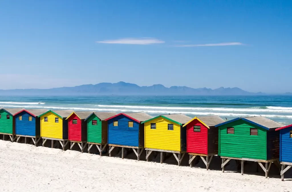 Praia de Muizenberg com as cabanas coloridas na Cidade do Cabo