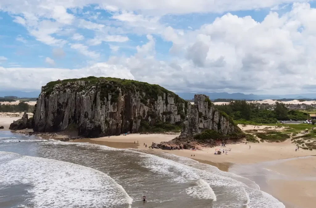 Praia da Guarita, Torres, RS. As melhores praias do Brasil.