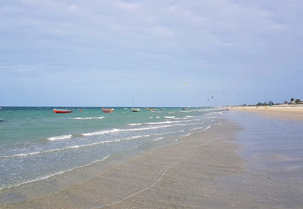 Praia do Preá, em Cruz/CE, com barcos e kites ao fundo
