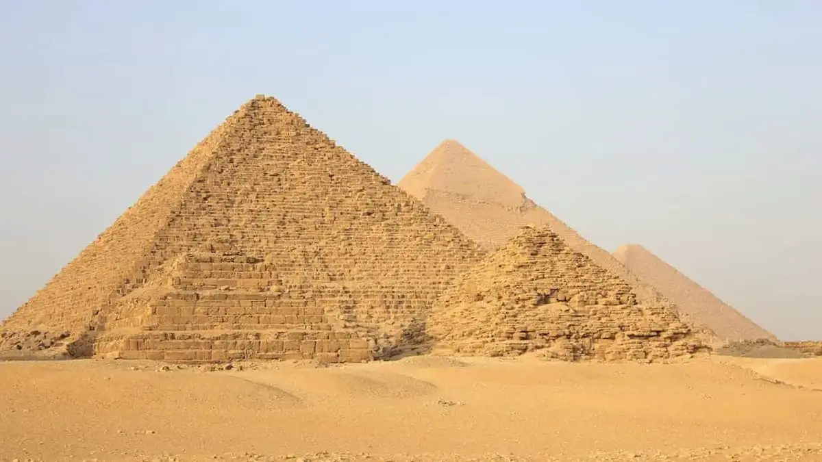 As Grandes Pirâmides de Gizé, a única maravilha antiga sobrevivente hoje em dia, juntamente com antigas estátuas e tumbas egípcias, continuam a atrair a atenção dos principais arqueólogos e, é claro, do mundo em geral.