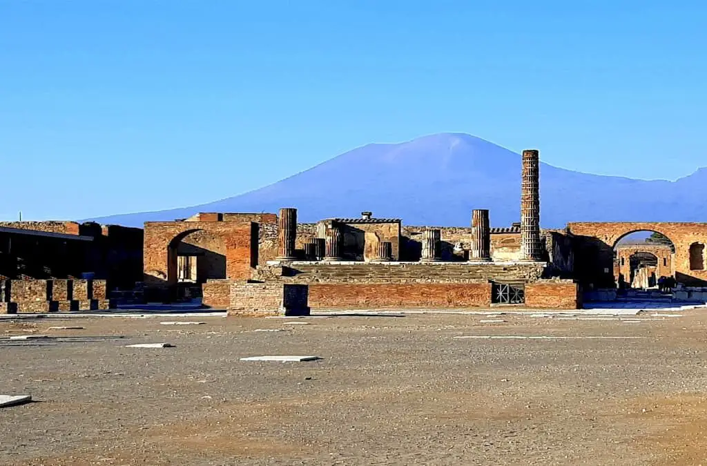 O que fazer em Napoli? Visitar Pompeia, antiga cidade romana.
