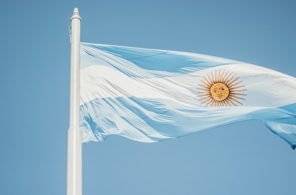 Na foto, a viagem para a Argentina, representada por uma bandeira do país