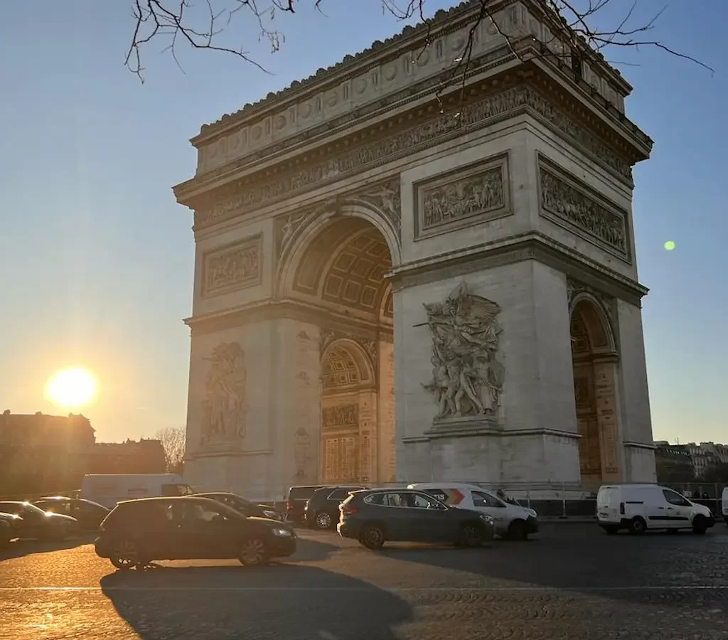 O imponente Arco do Triunfo em Paris - De Lugar Nenhum