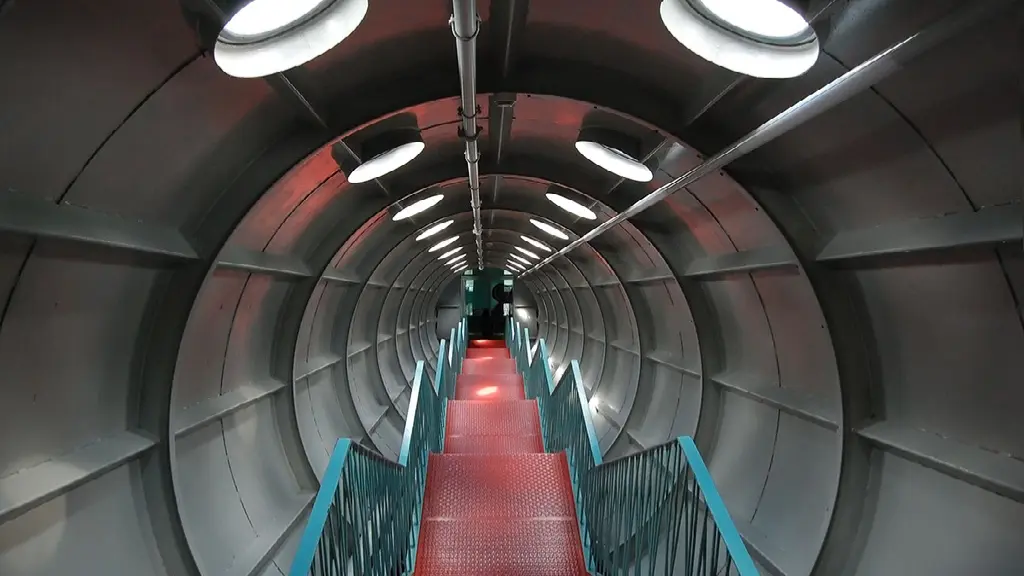 Vista panorâmica do interior futurista do Atomium, uma visita essencial para quem busca ideias sobre o que fazer em Bruxelas.