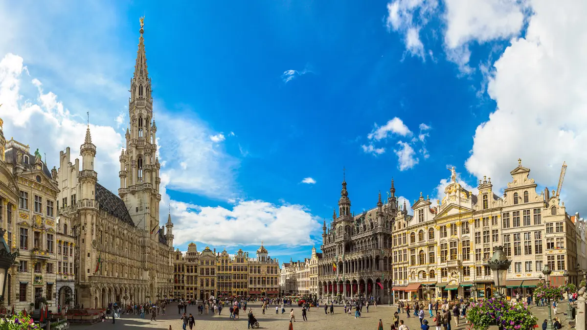 Vista panorâmica da Grand Place em Bruxelas, com suas arquiteturas ornadas e detalhadas, evidenciando por que ela é um ponto obrigatório ao considerar o que fazer em Bruxelas