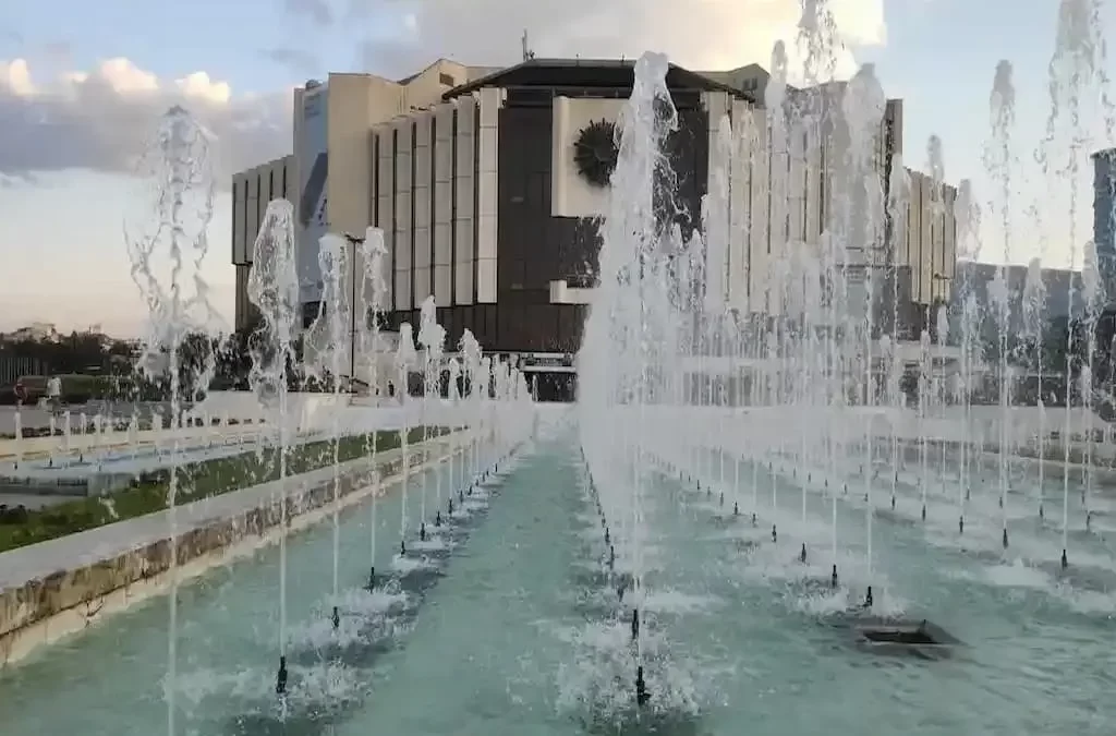 Imagem impressionante da NDK, ou Palácio Nacional da Cultura, na Bulgária, um monumento que todos os visitantes devem ver ao garantir um seguro viagem Bulgária