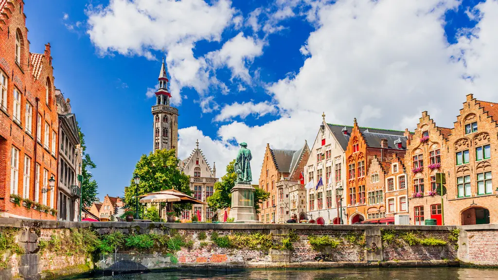 Vista panorâmica dos canais e arquitetura medieval de Bruges, um destaque dos passeios guiados na Bélgica.