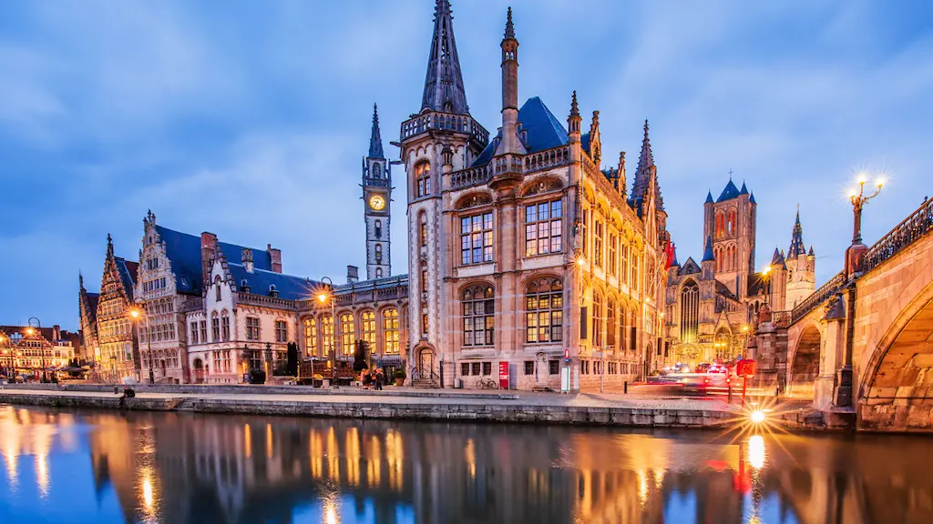 Visão estonteante da cidade de Gante, destacando-se nos passeios guiados na Bélgica.
