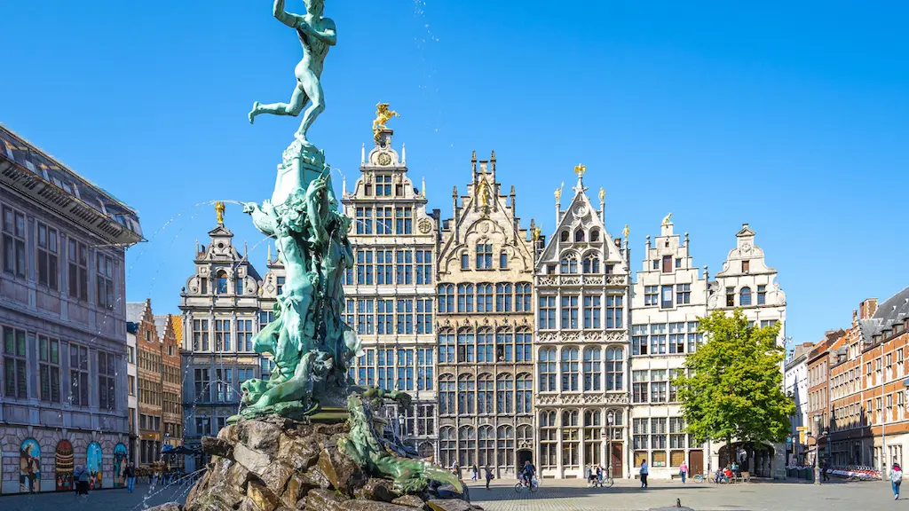 Vista panorâmica do mercado Grote em Antuérpia, um marco imperdível nos passeios guiados na Bélgica.