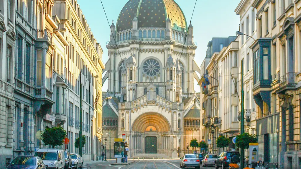 Uma vista serena das ruas históricas de Sablon, um bairro repleto de elegância, onde se hospedar em Bruxelas torna-se uma experiência de luxo.