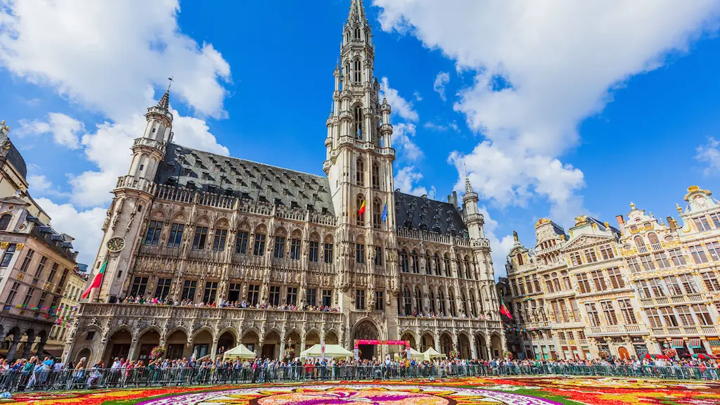 Vislumbre a magnífica Grand-Place, o coração de Bruxelas, um lugar perfeito para quem busca saber onde se hospedar em Bruxelas.