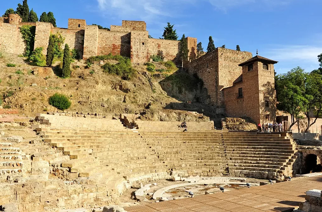 Não sabe o que fazer em Málaga? Visite o teatro Romano com a Alcazaba.