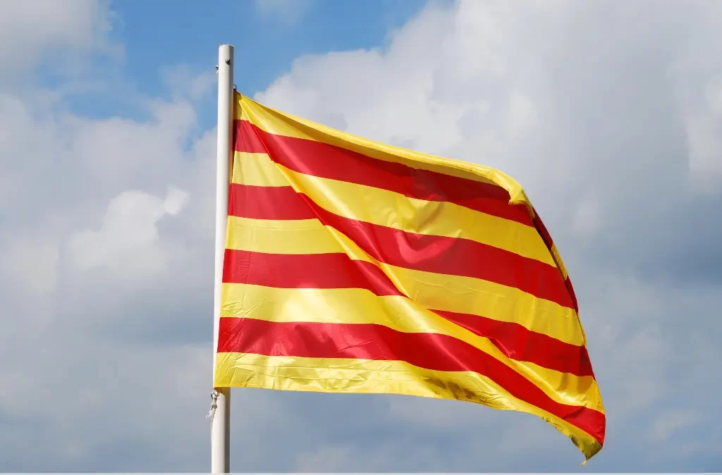 Bandeira da Catalunha esvoaçante ao vento.