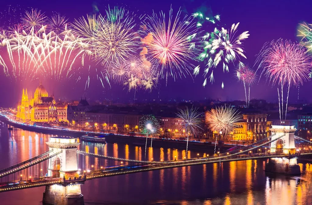 Fogos de artifício brilhantes sobre o parlamento e o rio Danúbio em Budapeste, celebrando a chegada do Ano Novo.