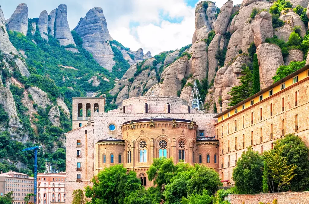 Majestosa Igreja de Montserrat cercada pelas montanhas rochosas de Montserrat.