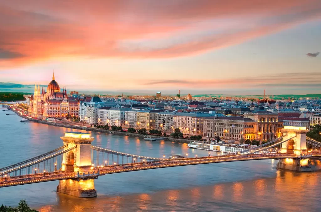 Vista panorâmica de Budapeste, com suas maravilhas arquitetônicas à beira do rio Danúbio.