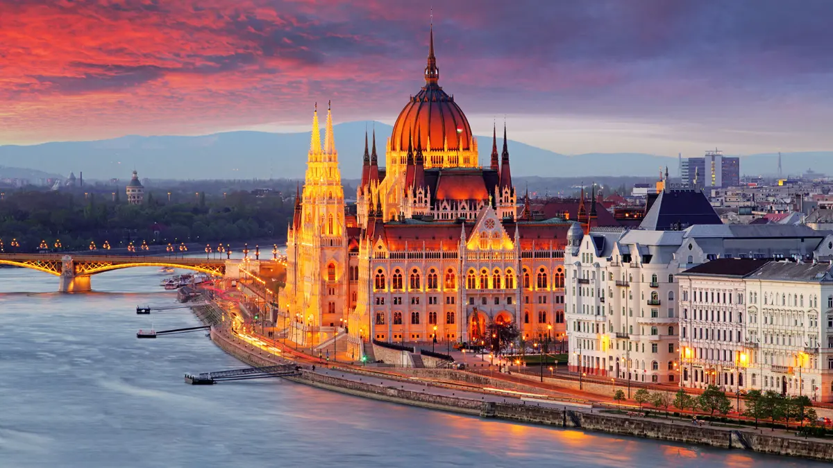  Parlamento Húngaro, um ícone arquitetônico em Budapeste.