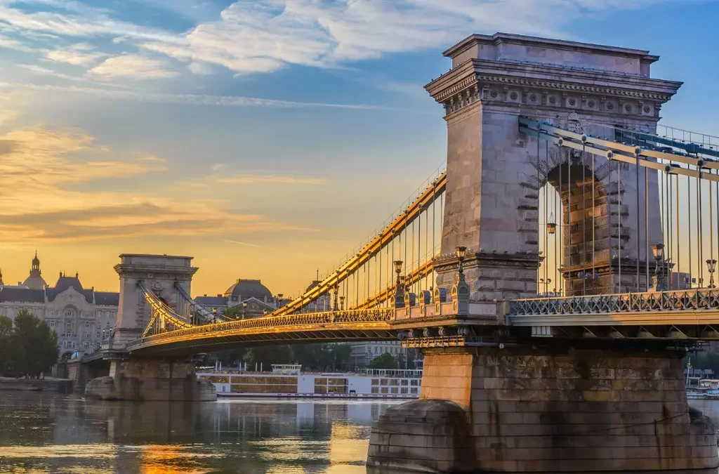 Ponte das Correntes, um marco arquitetônico que une Budapeste.