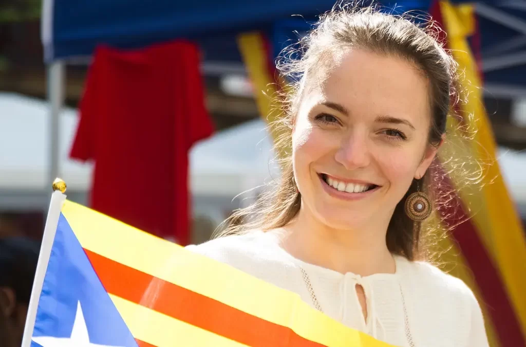 Mulher catalã orgulhosa segurando a bandeira da Catalunha.