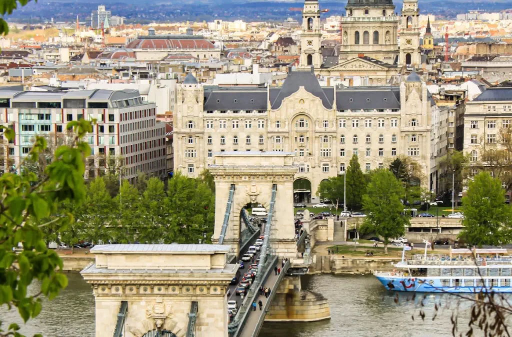 Vista do rio Danúbio em Budapeste, com prédios históricos e pontes ao longo das margens.