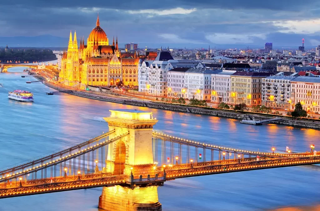 Vista panorâmica da cidade de Budapeste, mostrando o rio Danúbio, as pontes e os edifícios históricos. Cidade ideal para quem ama o turismo!