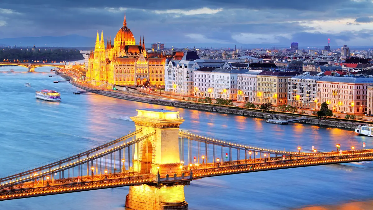 Vista panorâmica da cidade de Budapeste, mostrando o rio Danúbio, as pontes e os edifícios históricos. Cidade ideal para quem ama o turismo!