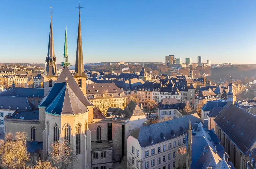 Luxemburgo pontos turísticos. Vista aérea da Cidade de Luxemburgo, destacando edifícios históricos, ruas sinuosas e espaços verdes, exemplificando os pontos turísticos icônicos de Luxemburgo.
