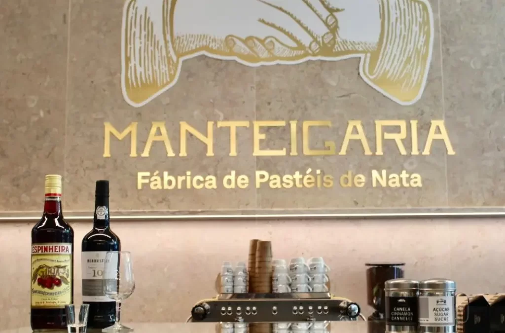 Bancada da Manteigaria, uma das melhores opções de onde comer em Lisboa para os amantes de pastéis de nata